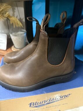 Blundstone womens Brown Leather Chukka Boots with Black Elastic